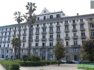 La sua sagoma � tra le pi� eleganti e conosciute della citt�, con l�affaccio sul lungomare Araldo di Crollalanza e l�imponenza del suo stile neoclassico. Parliamo di Palazzo Colonna, simbolo del Quartiere Umbertino, costruito nel 1926 dall�ingegner Vincenzo Bavaro su largo Adua, di fronte al Teatro Kursaal